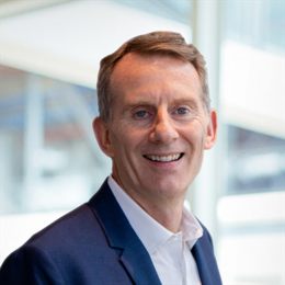 对冲基金阿克曼旗下潘兴广场在Q2增持亚马逊(AMZN.US)，清仓加拿大太平洋铁路(CP.US)